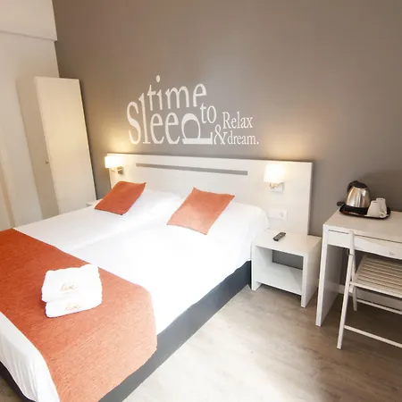 Hostal Live Barcelona-2