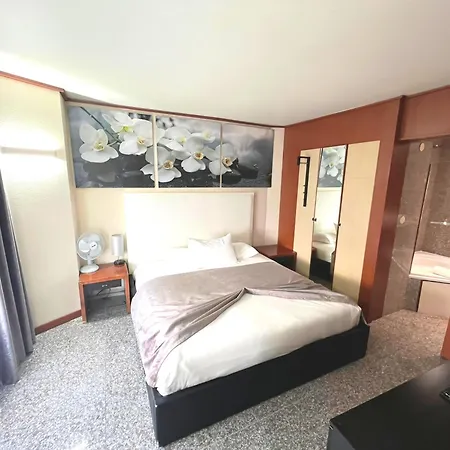 Goldstar Resort & Suites-2