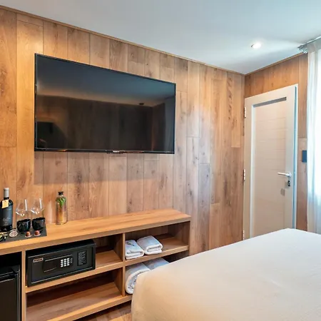 Montano Boutique Suites-3