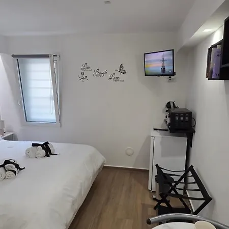 Black & White Rooms-3
