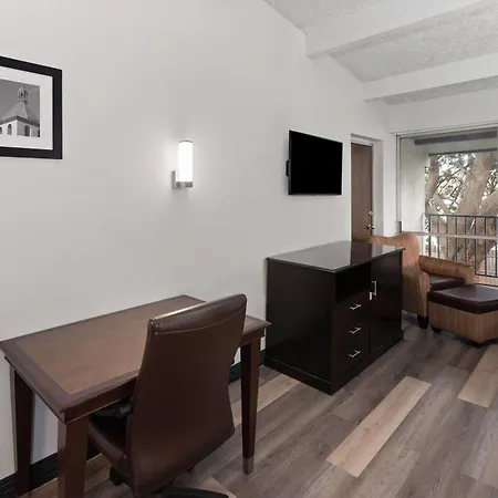 Travelodge By Wyndham Milwaukee-3