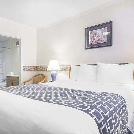 Econolodge - Kelowna-3