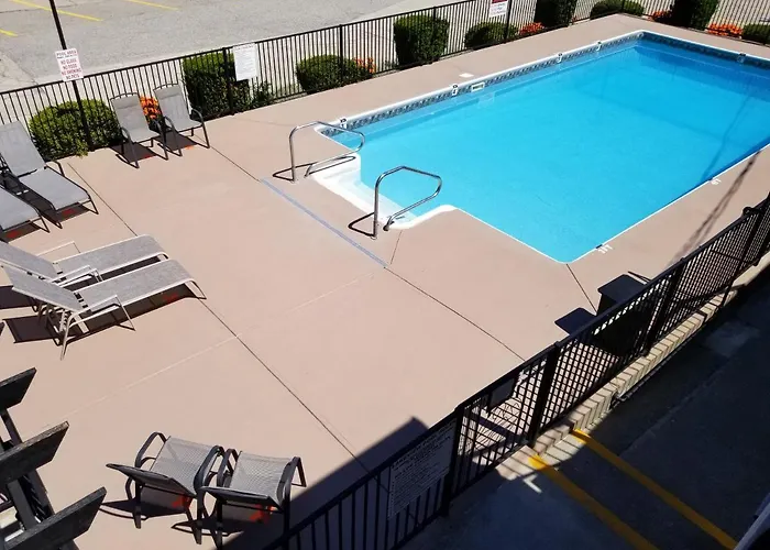 Lakeview Inn & Suites