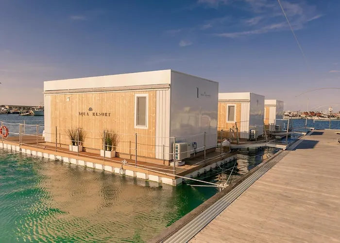 Aqua Resort - Houseboat Experience