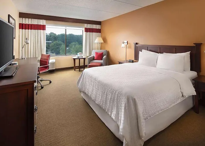 Hotels with pool Baymont By Wyndham Meriden
