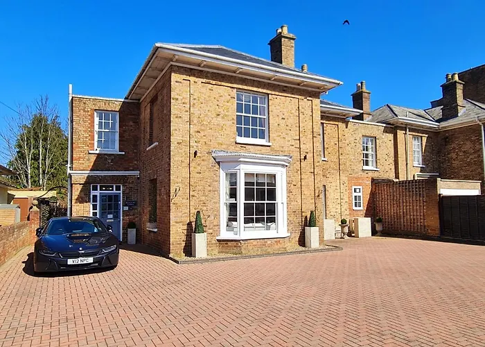 Hotel with view: Beaufort Lodge - Central Location & Free Parking