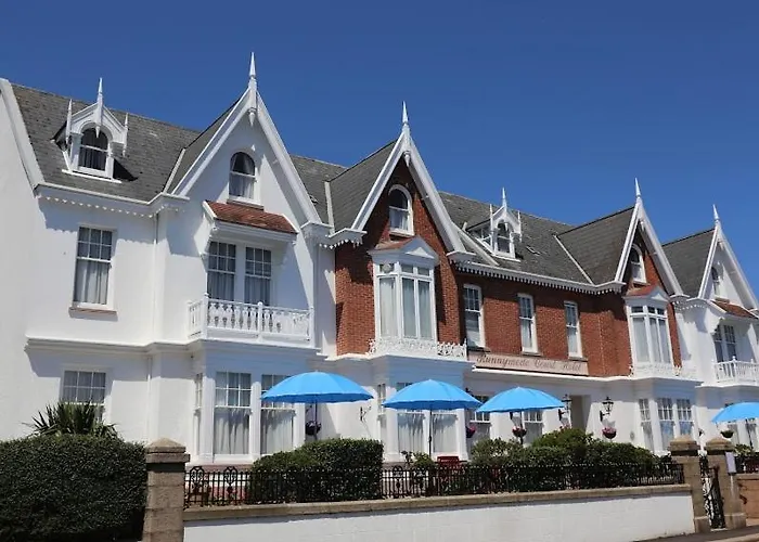 Cheap hotel: Runnymede Court Hotel