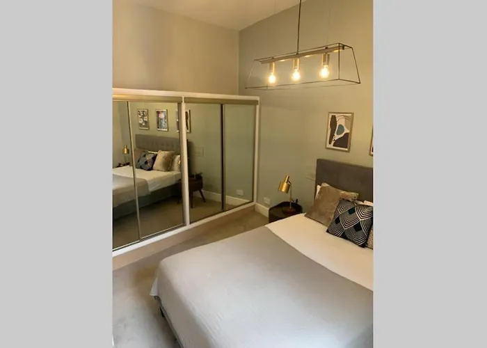 Hotel near College: Kensington Apartments