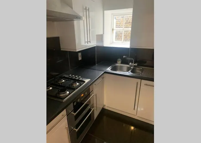 Hotel near College: Kensington Apartments