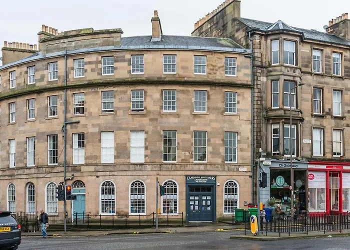 Villa: Huntly Street
