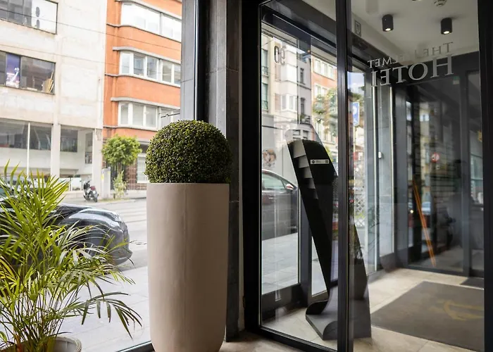 Hotel near College: The Helmet Hotel