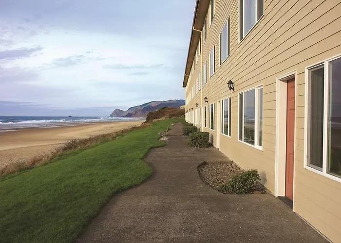 Hotels with tennis Chinook Winds Casino Resort