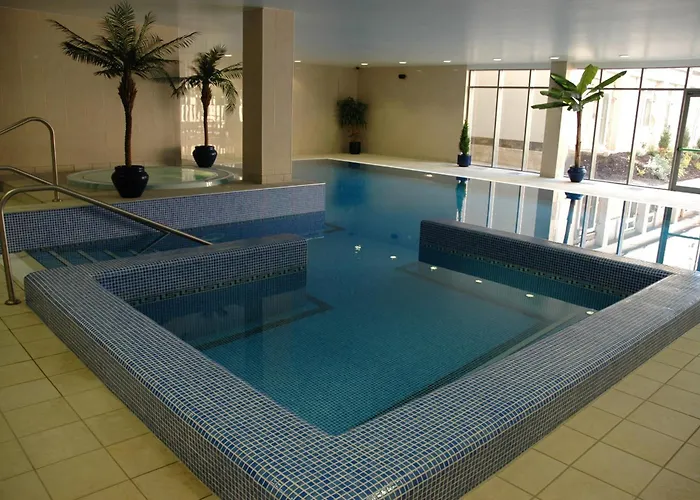 Hotel with pool: Rochestown Lodge Hotel
