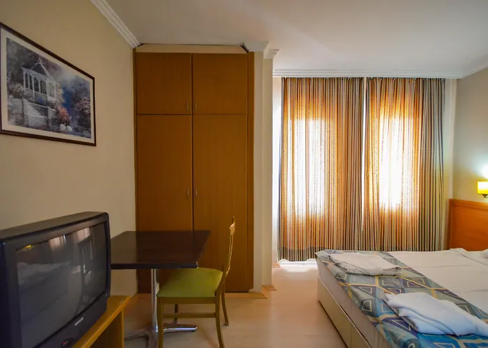  Select Suite & Apart