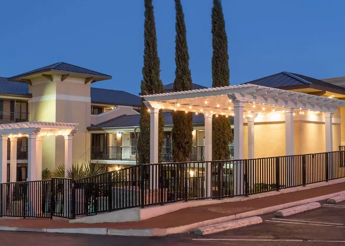 Hotels with a view Days Inn By Wyndham Pensacola - Historic Downtown