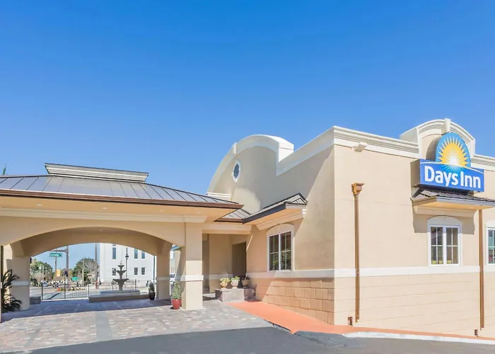 Hotels with a view Days Inn By Wyndham Pensacola - Historic Downtown