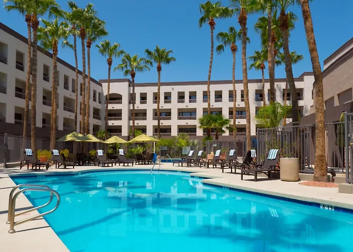 Luxury hotel only: Hilton Phoenix Airport