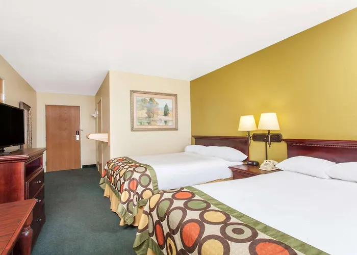 Motel: Super 8 By Wyndham Mccall