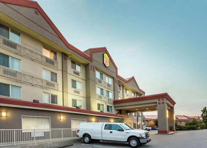 Hot Tub in Room Super 8 By Wyndham Abbotsford Bc