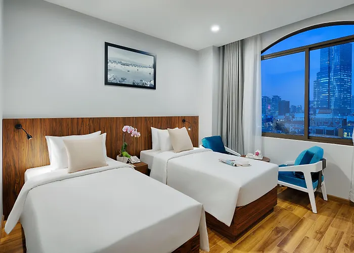 Airport Hotel: Happy Life Grand Hotel & Rooftop Skybar