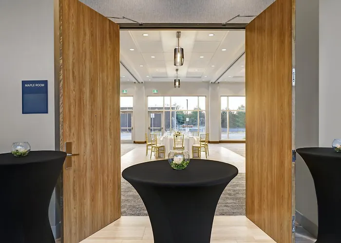 Pets Allowed Hotel Holiday Inn Express - Kingston West By Ihg