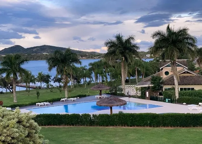 Hotel que aceita animais de estimação: Completo apartamento em Resort na beira da lagoa