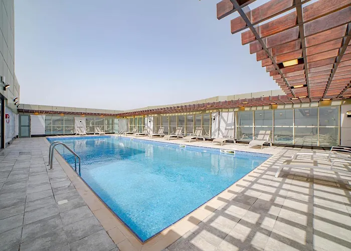 Hotel with pool: Platinum Coast Hotel Apartments