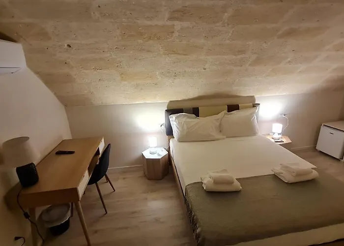 Lithos Rooms
