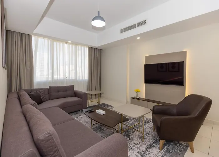 Hotel with pool: Platinum Coast Hotel Apartments