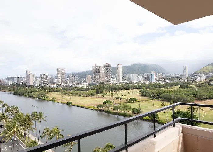 Golf hotels Wayfinder Waikiki - Voted Top 10 Best s In Hawaii!