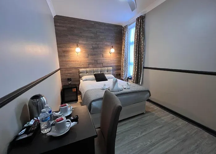 Hotels Close to Airport Commongate s
