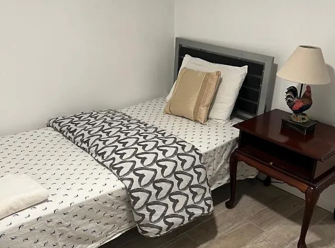 Alojamento com o café da manhã Apenas: A Restful Room In Queens