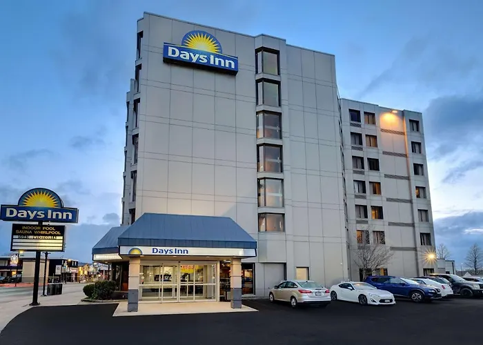 Hot Tub in Room Days Inn By Wyndham Niagara Falls Near The Falls