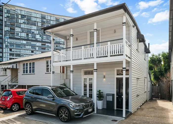 Pet Friendly hotel: Amelia Terrace - House In Brisbane City Central