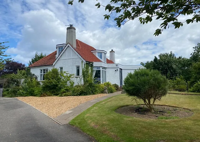 Villa: Gorgeous Family Home 15 Mins From City Centre Edinburgh