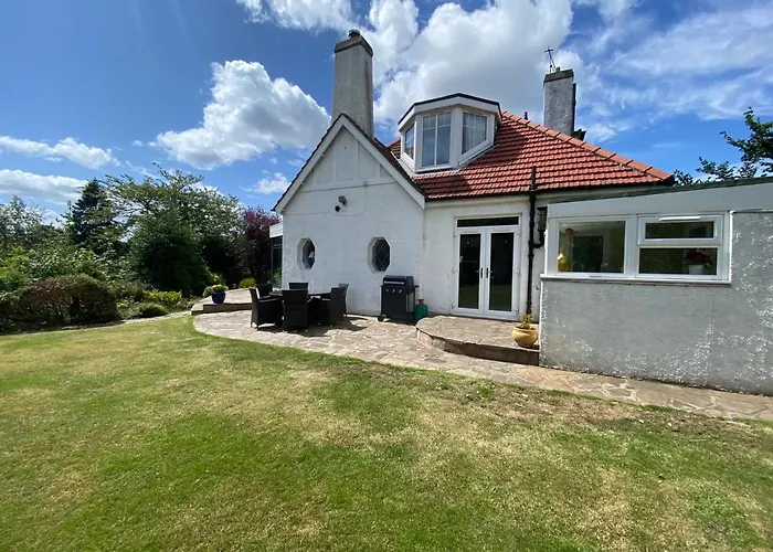 Villa: Gorgeous Family Home 15 Mins From City Centre Edinburgh