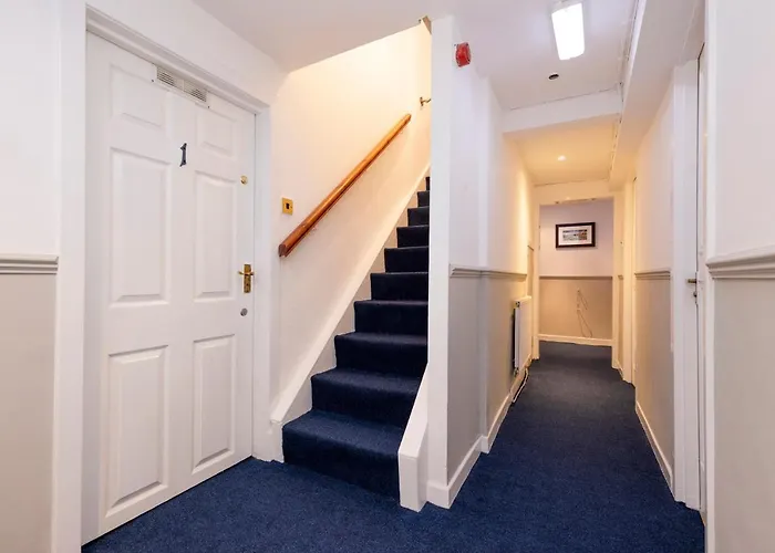 Hotel near College: New Town Rooms