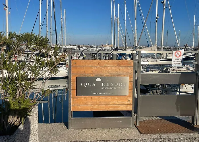 Aqua Resort - Houseboat Experience