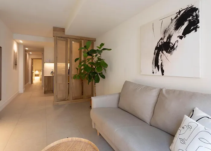 Apartamento: Reina Victoria Velázquez