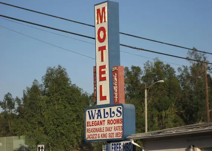Motel: Walls Motel Long Beach