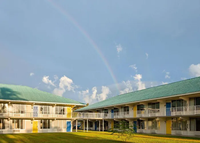 Golf hotel: Days Inn & Suites By Wyndham Fort Pierce Midtown