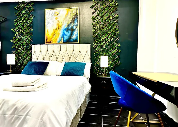 Jacuzzi hotel: Duke And Duchess Apartments And Rooms - Private In Room Hot Tub Suites