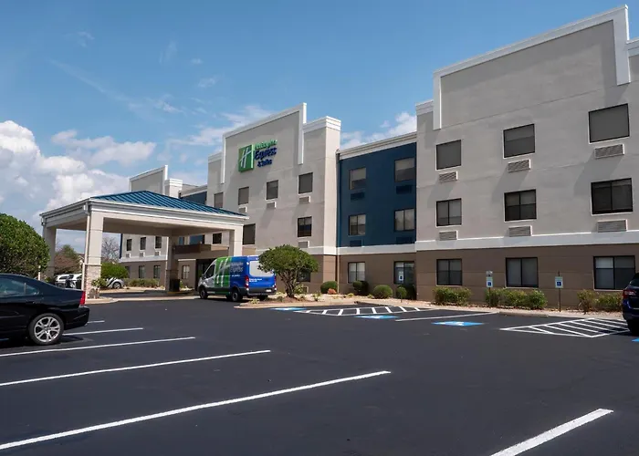 Pet Friendly hotel: Holiday Inn Express & Suites Greenville Airport I85 By Ihg