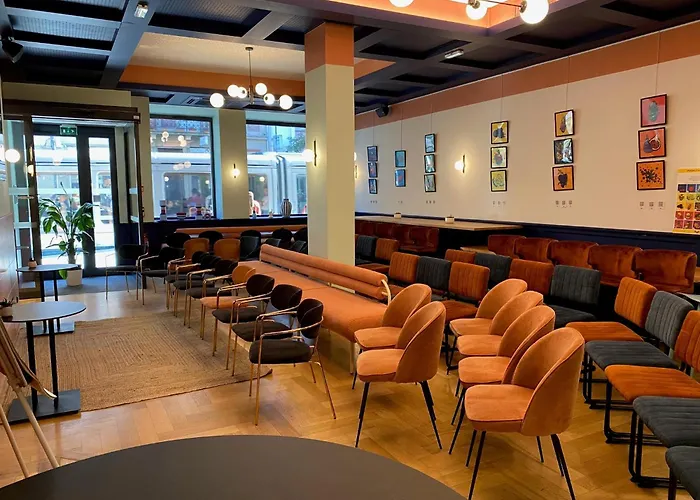 Clapclap Hotel, Food & Bar