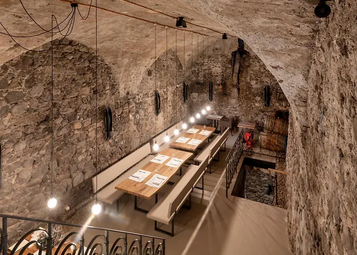 Luxury hotel only: Castel Hoertenberg