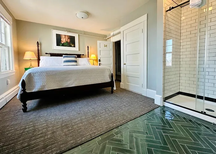 Hotels Close to Airport Gifford House