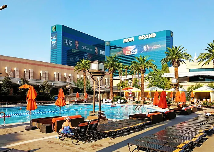 Strip & Sphere View - Separate Living Room - 2 Full Bath - Full Kitchen - Balcony - 900 Sqft - Mgm Signature