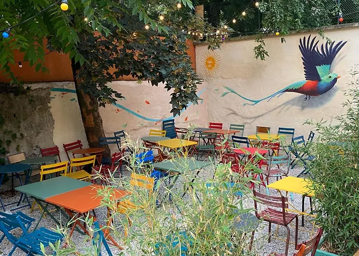 Yasi Hostel