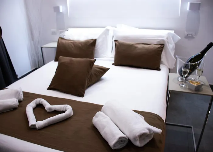 Hotel Jacuzzi: Megaris Luxury Suite Rooms