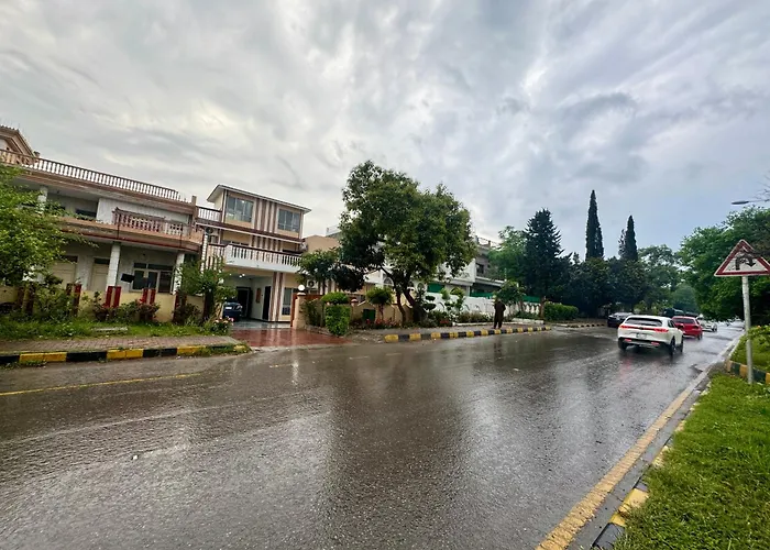 Cheap hotel: Decent Lodge Guest House